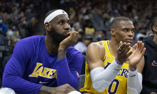 爱游戏体育-包含詹姆斯重返赛场，表现优异首场状态出色，FPX观众沸腾！观众掌声雷动的词条